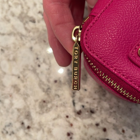 Tory Burch Leather Case 3x8x3” For Travel&On The Go Inside Pocket w/Tear See Pic - Picture 4 of 8